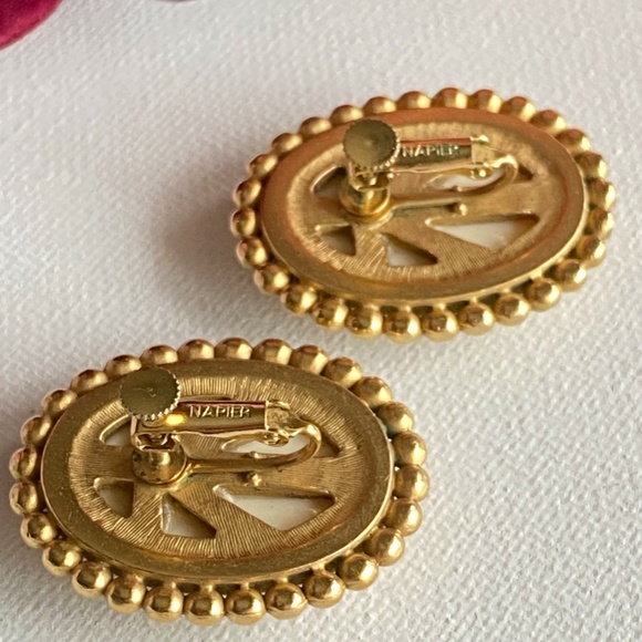 🎀 Napier Vintage Gold tone Cream Color Beaded Edge Clip On Earrings - Picture 4 of 10